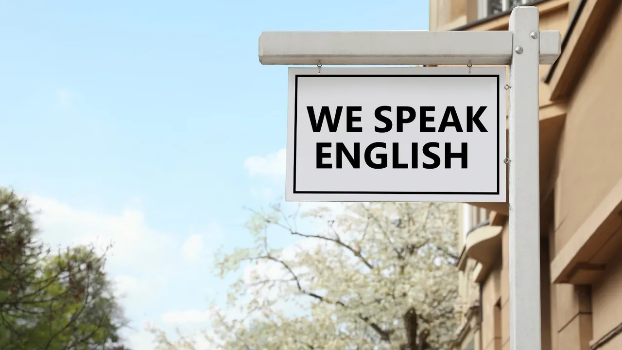 دورة محادثة اللغة الإنجليزية – لافتة مكتوب عليها We speak English
